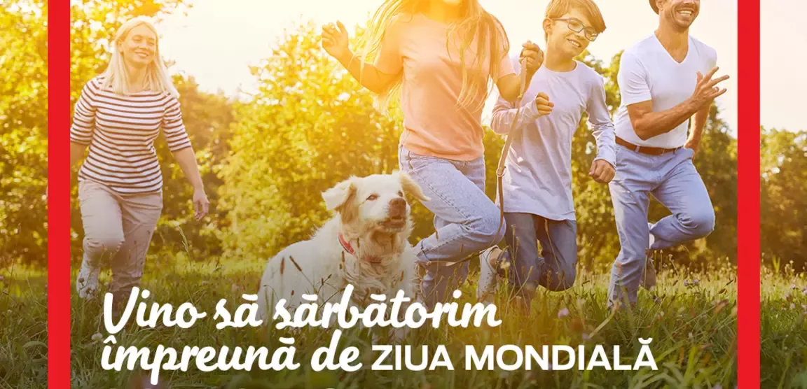 Familie alături de un câine la evenimentul Purina de Ziua Mondială a Animalelor, în Parcul Herăstrău, pe 4 octombrie