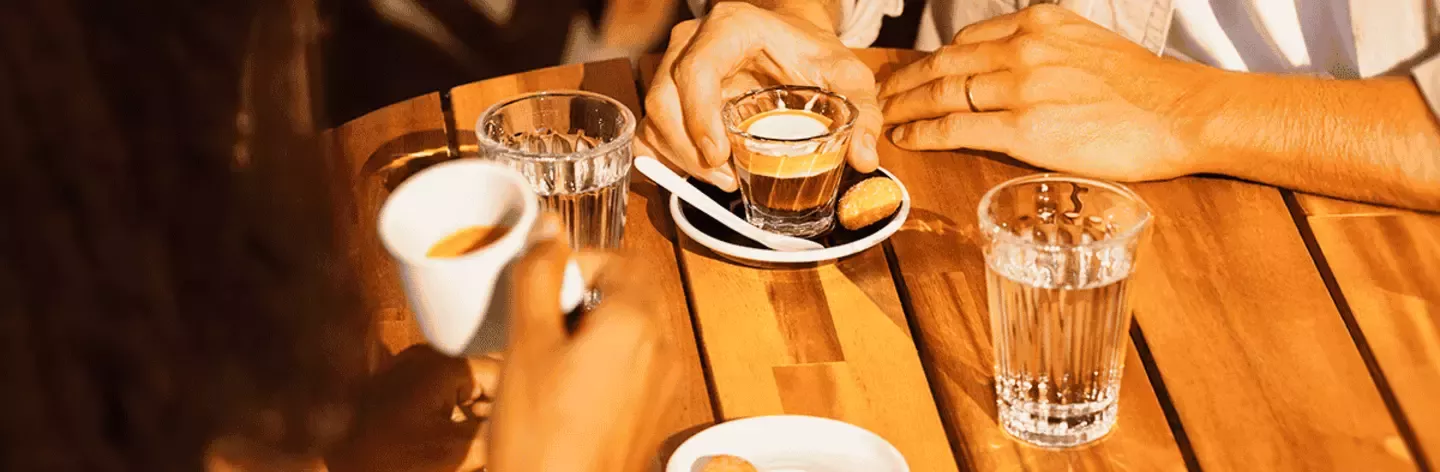 doua persoane savurand cafea de la Nescafe