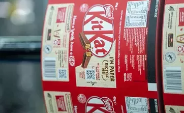 ambalaj KitKat de hârtie în producție