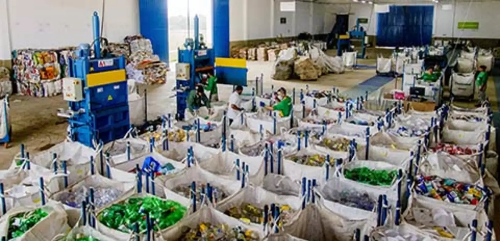 Fabrica de sortare deseuri din plastic.