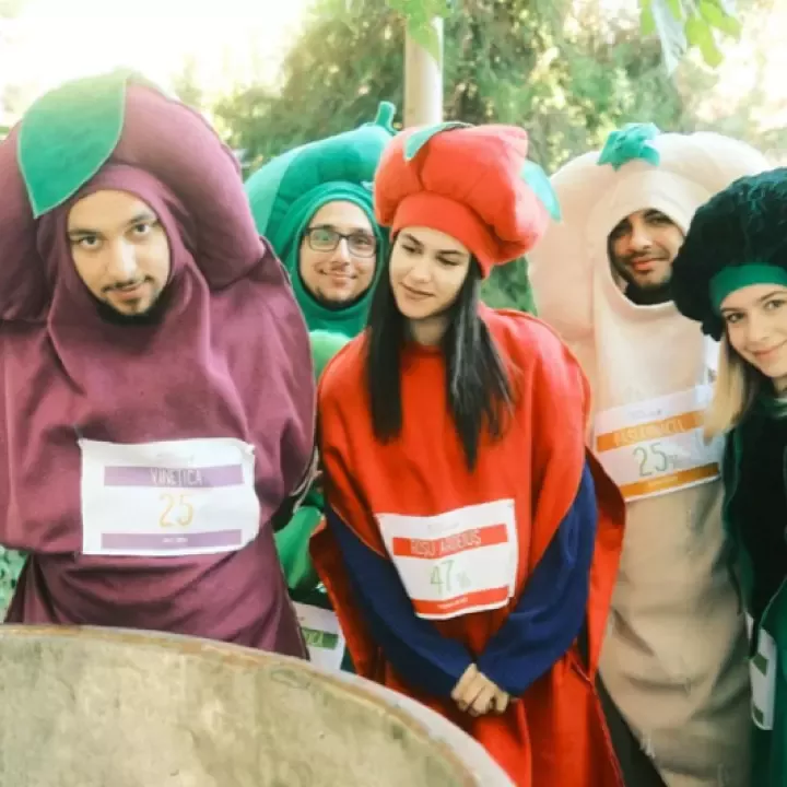 oameni imbracati in legume