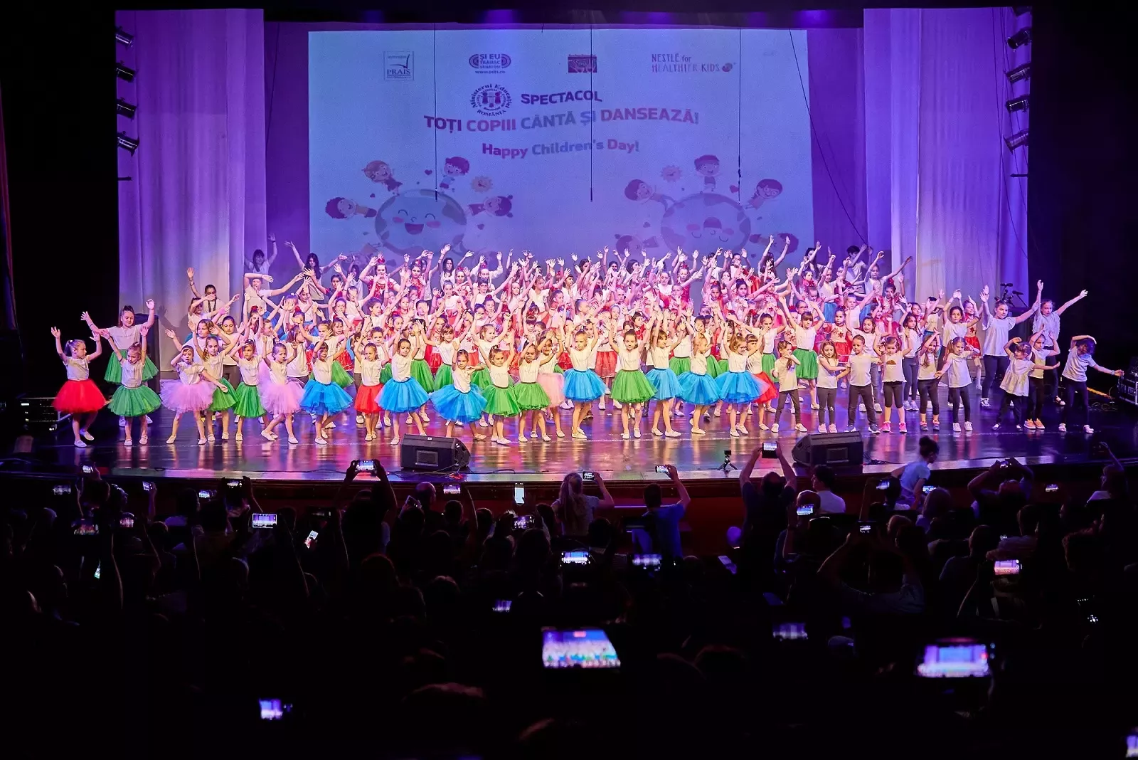 Toți copiii cântă și dansează
