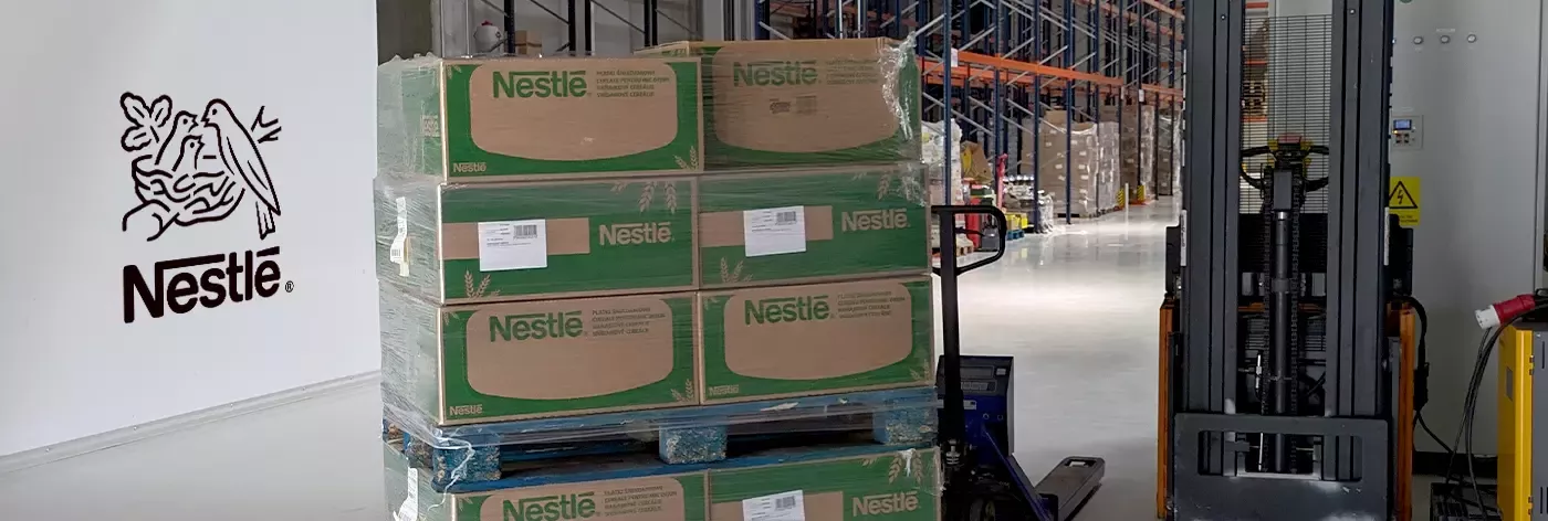 Cutii cu produse alimentare Nestlé.