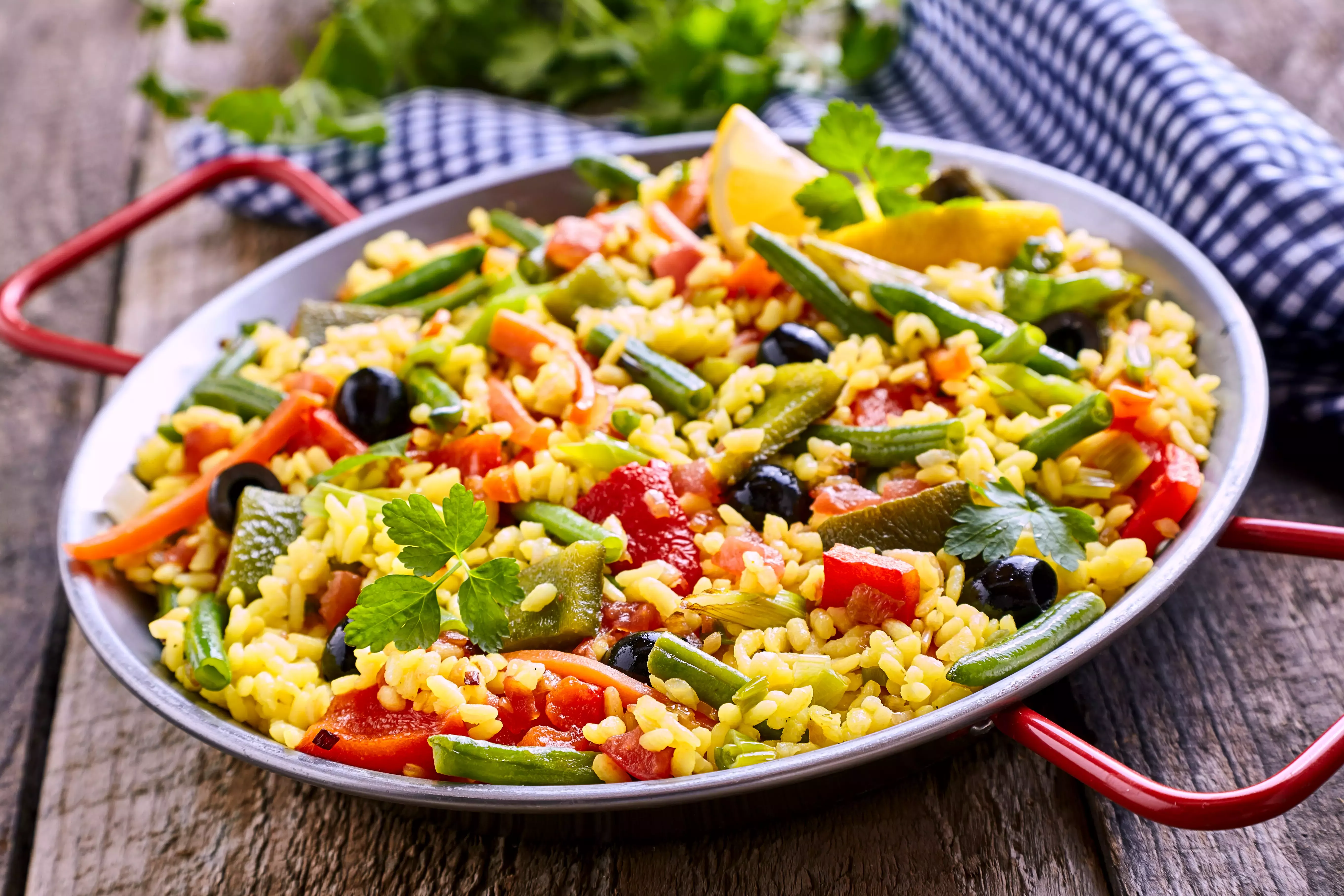 Evita risipa alimentara cu o reteta simpla de paella cu legume ramase in frigider