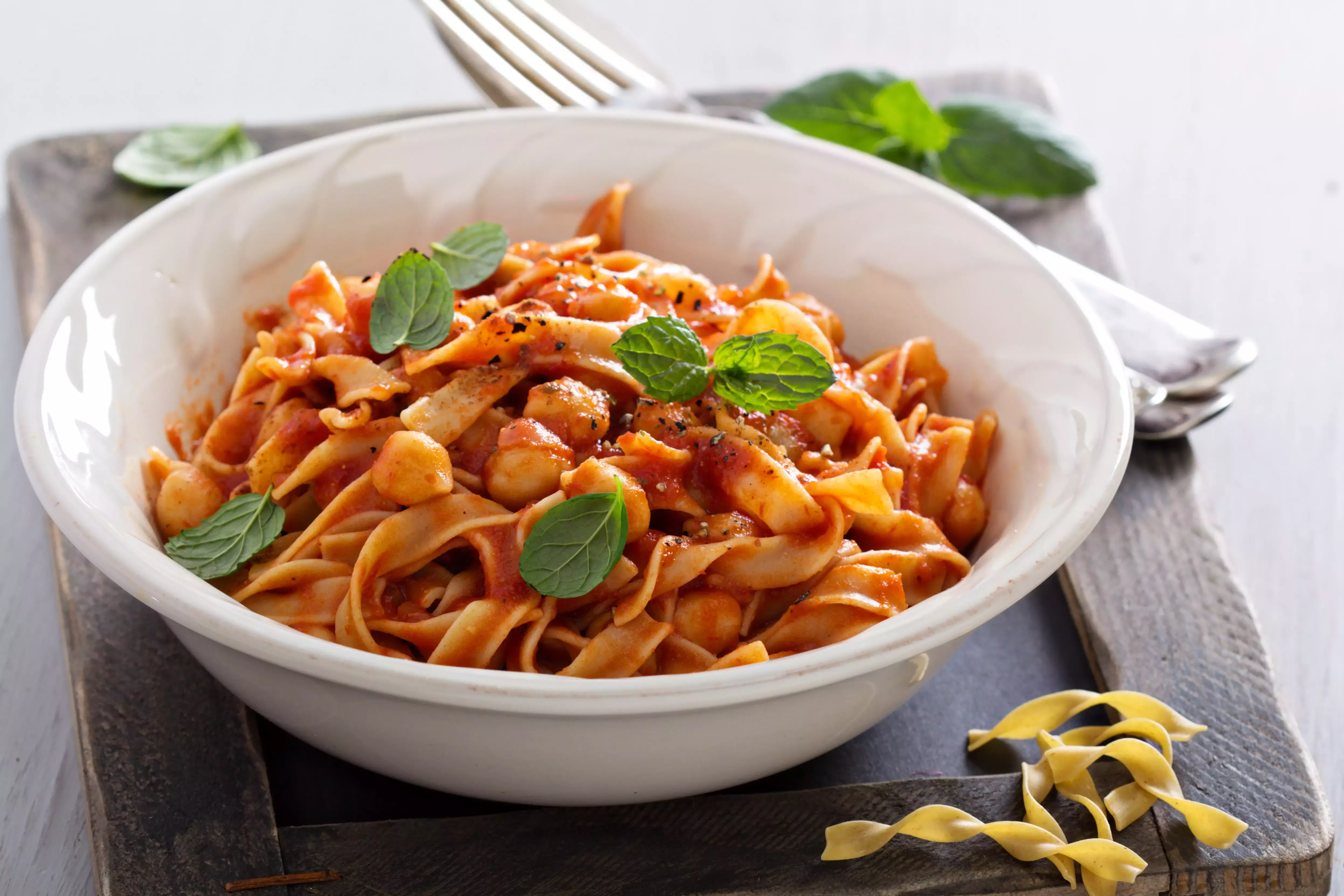Evita risipa alimentara cu o reteta simpla de paste integrale cu legume, naut si ciuperci