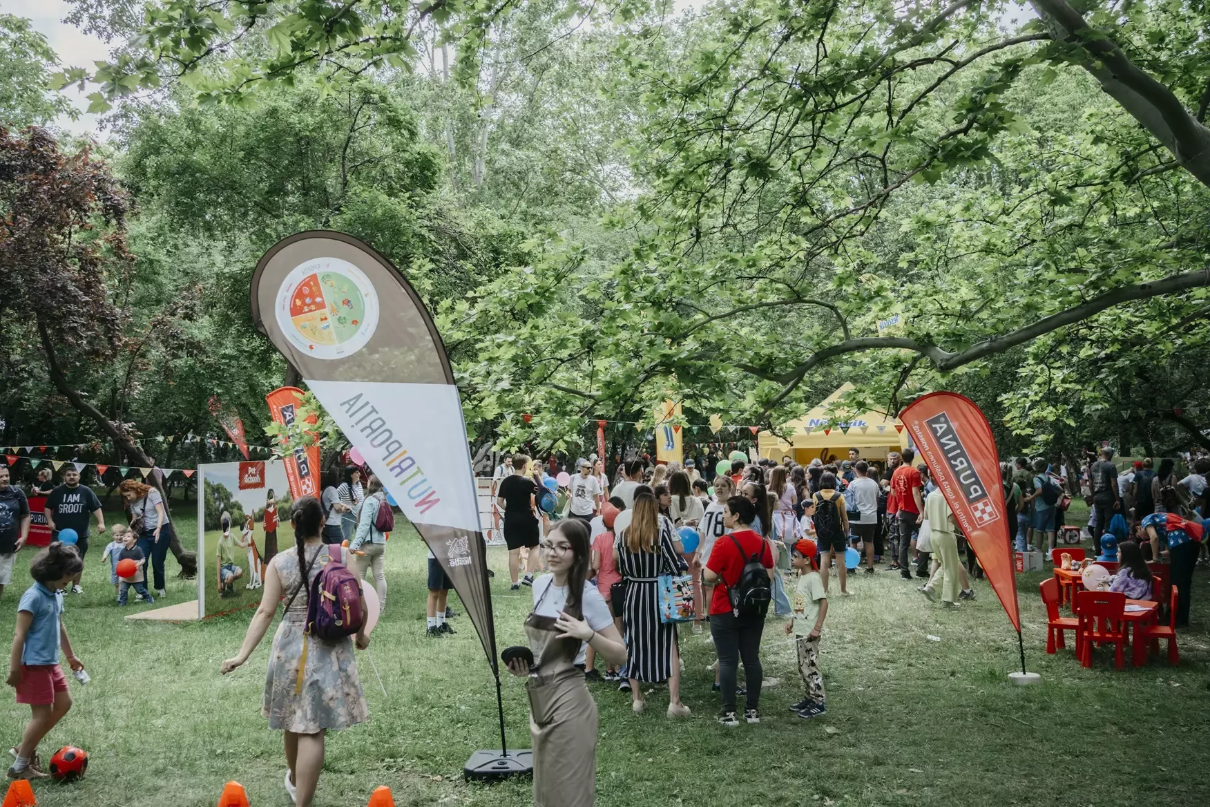 Copii participand la activitati Nestle la 1uniFest