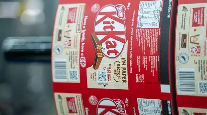 ambalaj KitKat de hârtie în producție