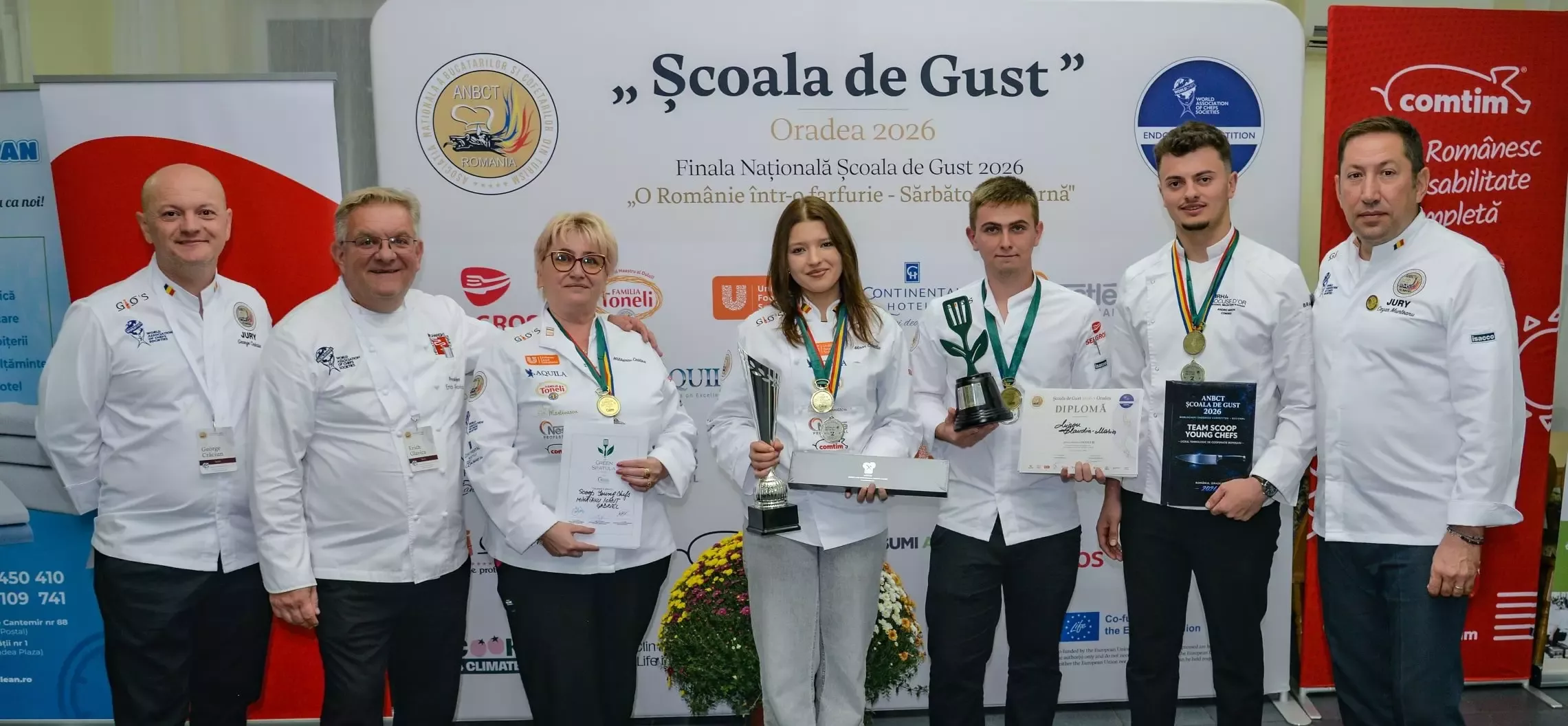 Castigatorii Green Spatula Award la finala Scoala de Gust 2026 din Oradea, alaturi de juriu si reprezentantii competitiei