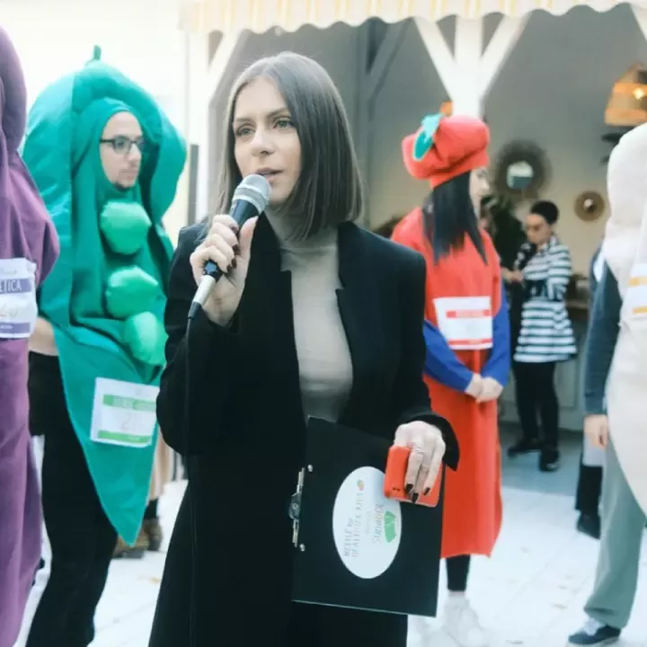 reporterita vorbind la microfon