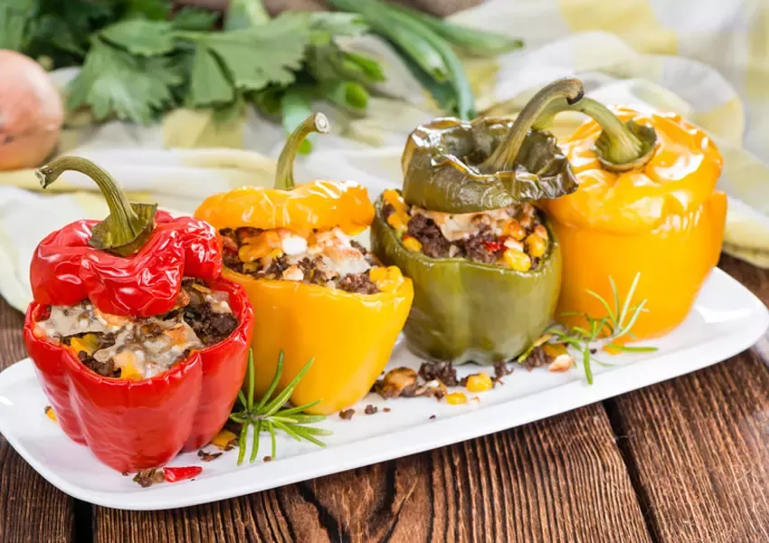 Ardei umpluti cu porumb, chili si branza