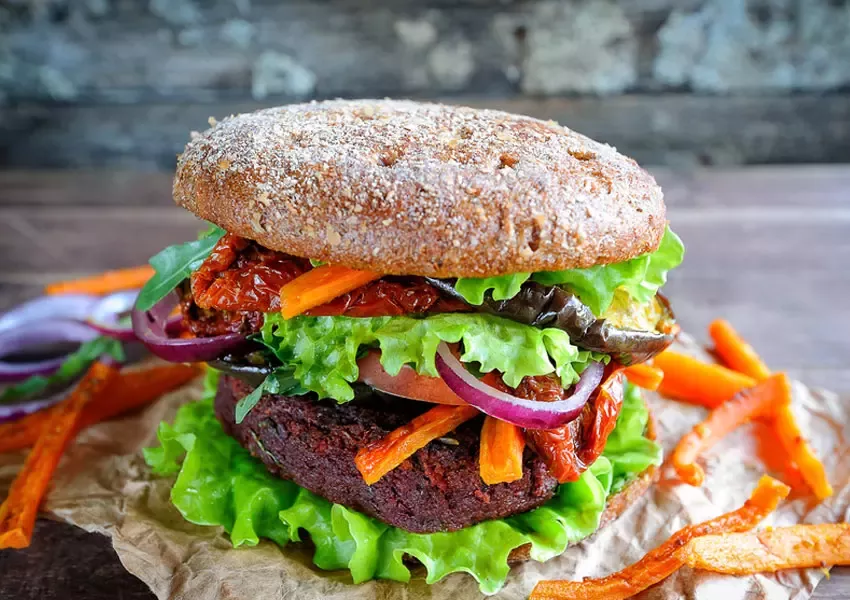 Foto Burger cu roșii uscate și gorgonzola