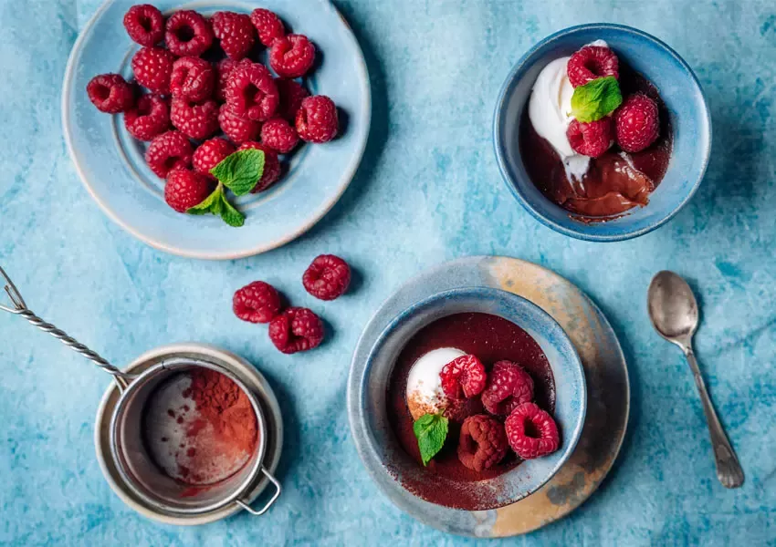 Mousse de ciocolata cu lapte de migdale, zmeura si menta