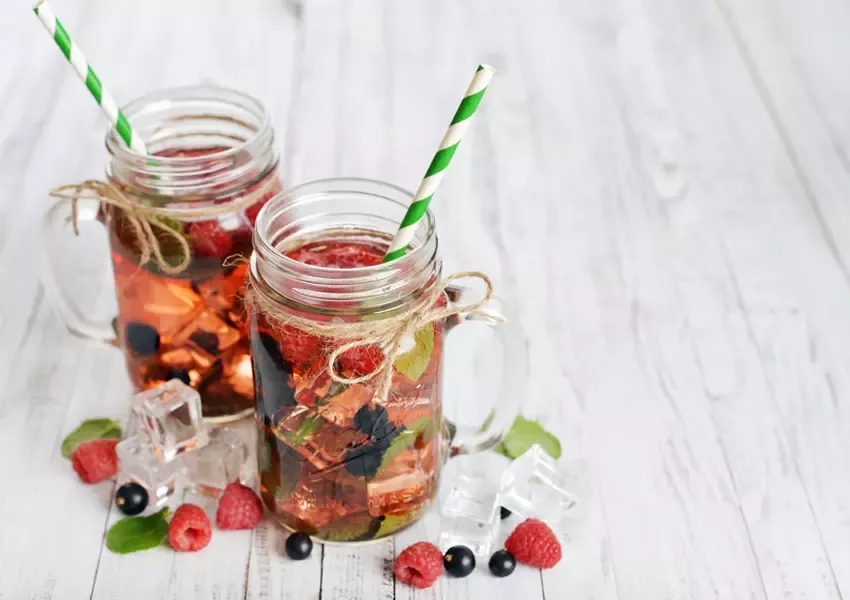 Foto Limonadă cu hibiscus și mentă neîndulcită