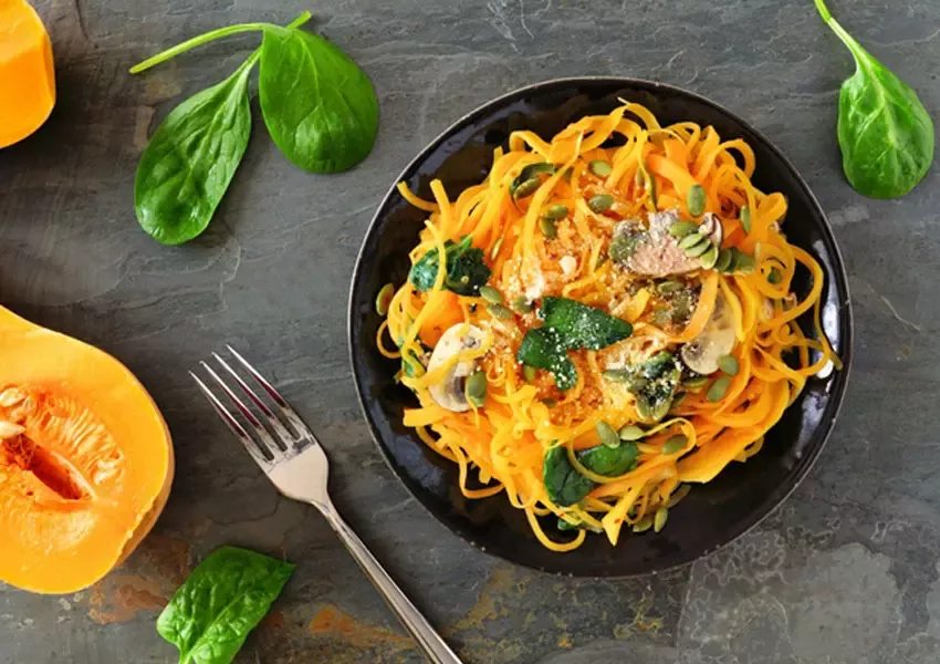 Foto Noodles din dovlecei cu roșii și spanac