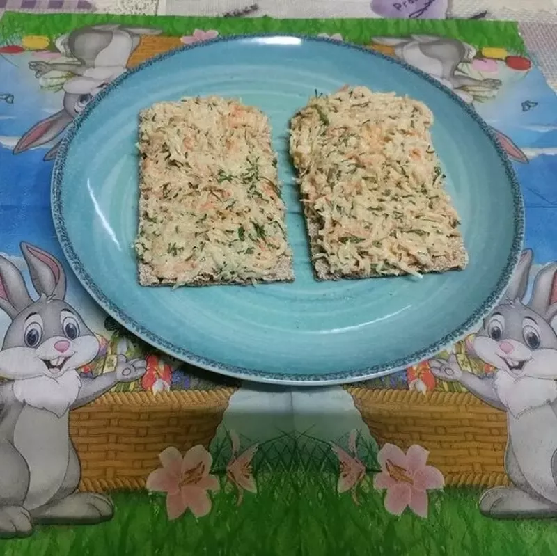 Salată de crudități cu biscuiți din graham