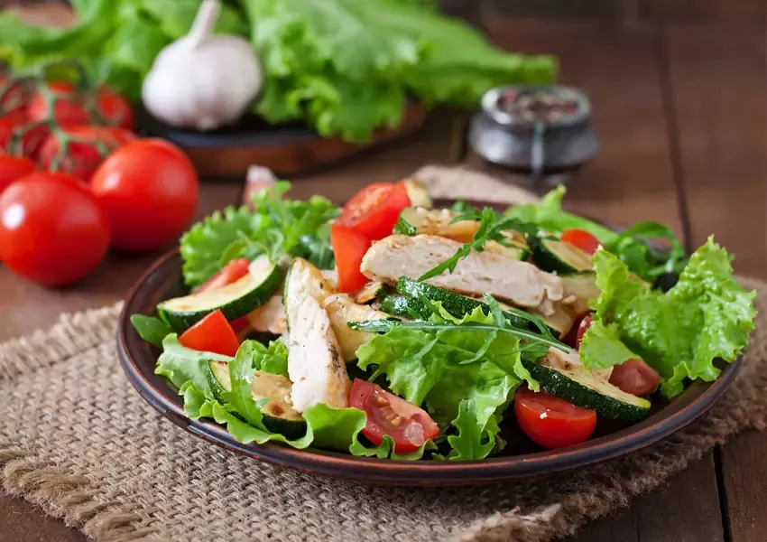 Foto Salată cu piept de curcan
