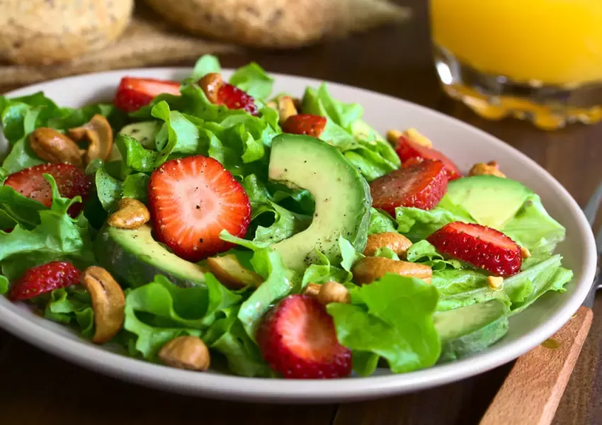 Foto Salată de paste cu avocado și căpșuni