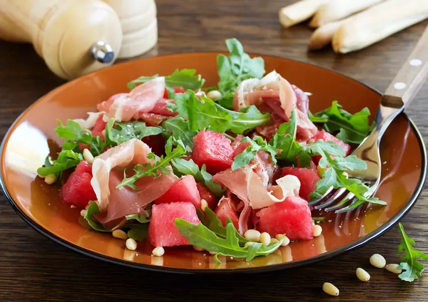 Foto Salată de pepene roșu cu mentă și prosciutto