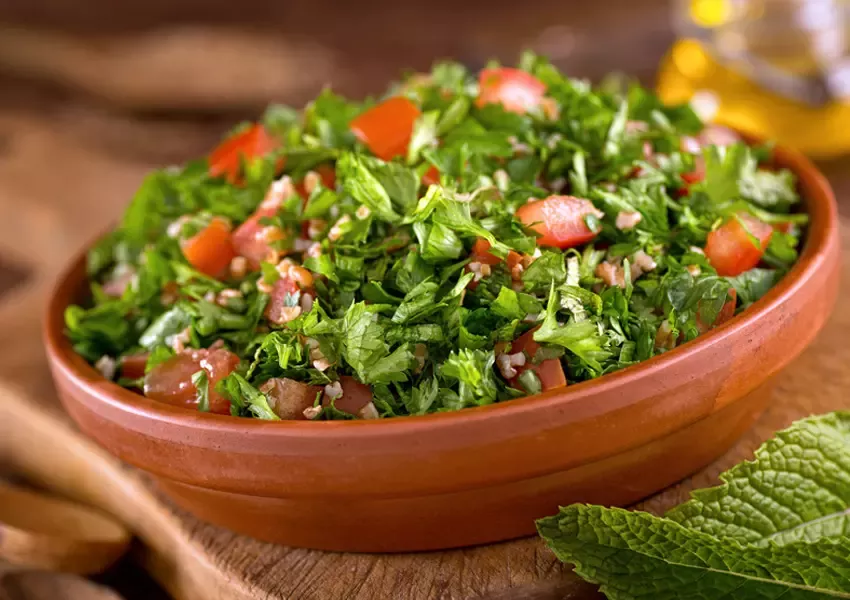Foto Salată tabbouleh cu linte și bogăție de pătrunjel (rețetă de post)