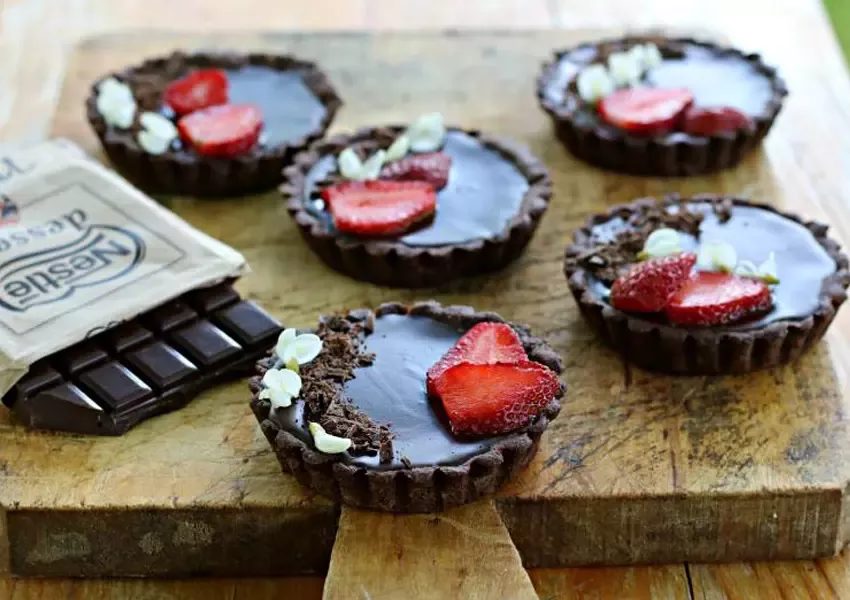 Foto Tarte cu ganache de ciocolată și flori de salcâm
