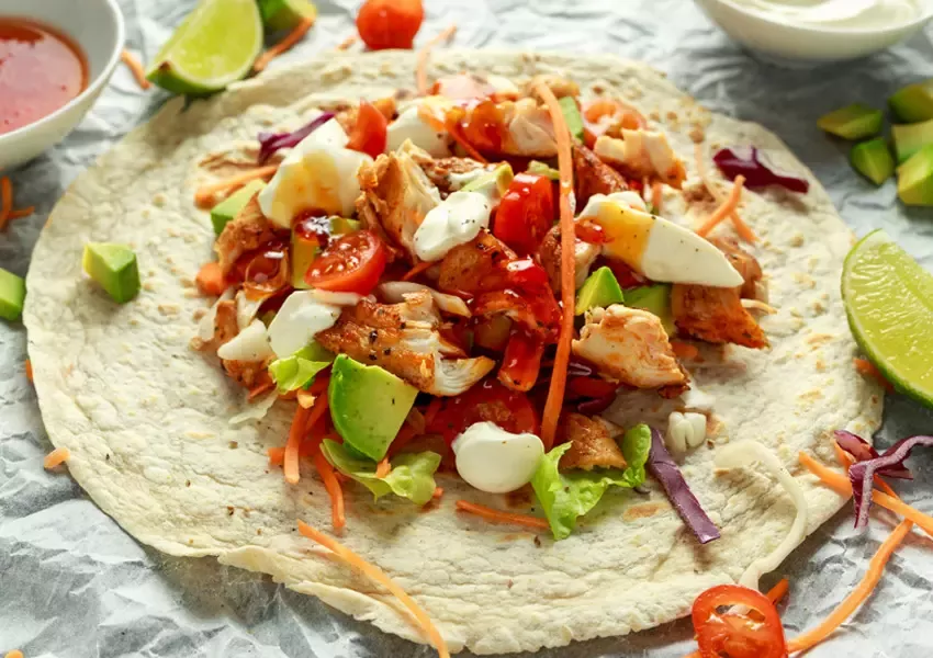 Foto Tortilla de curcan cu sos tzatziki